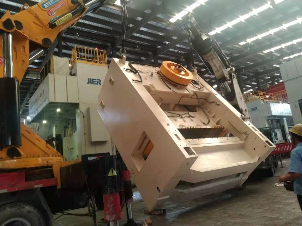 600T沖床放倒進廠豎立下坑